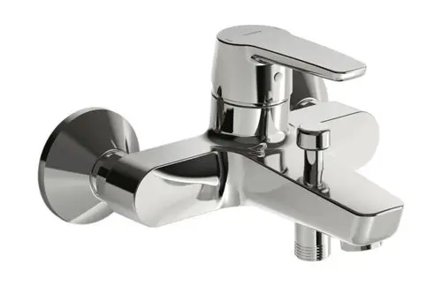 Einhebelmischer und Brausebatterie in Chromausführung, montiert an der Wand. Klare Linien und funktionales Design von HANSA.